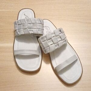 Free People "Winding River" Dove Light Gray Leather Sandals in Size 39.5